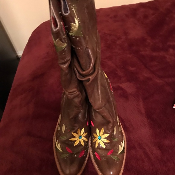 Attitude without Limits Embroidered Boots - Picture 2 of 4